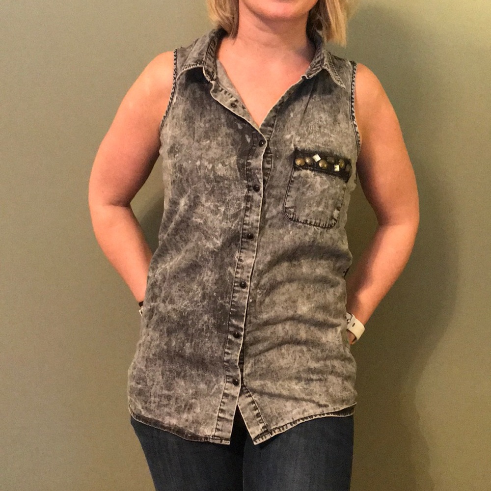 BKE Sleeveless button up